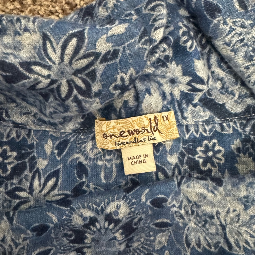 ONE WORLD Floral Blue and White Top - Picture 2 of 3
